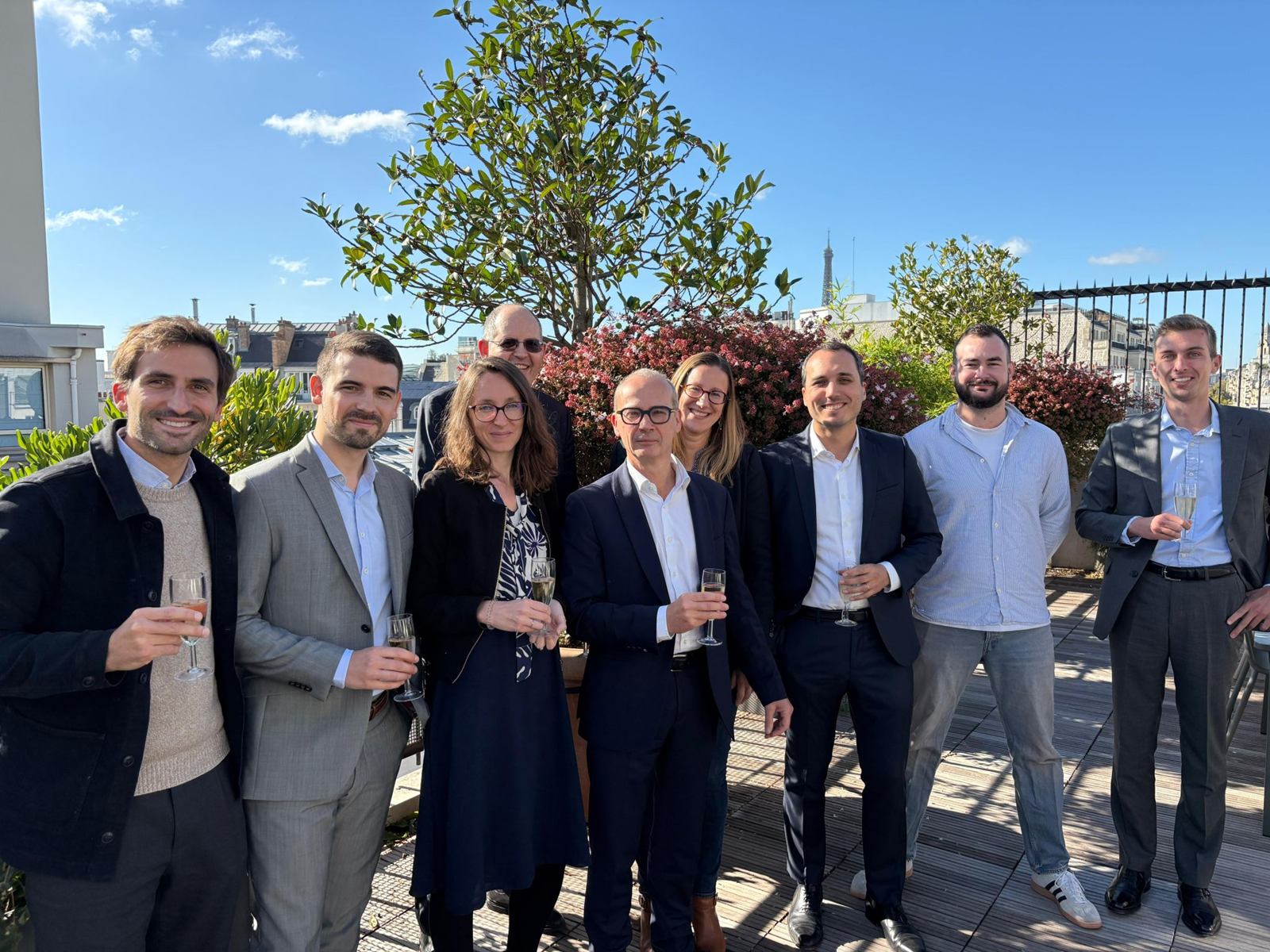 Associés et collaborateurs du Groupe Archipel réunis sur une terrasse à Paris